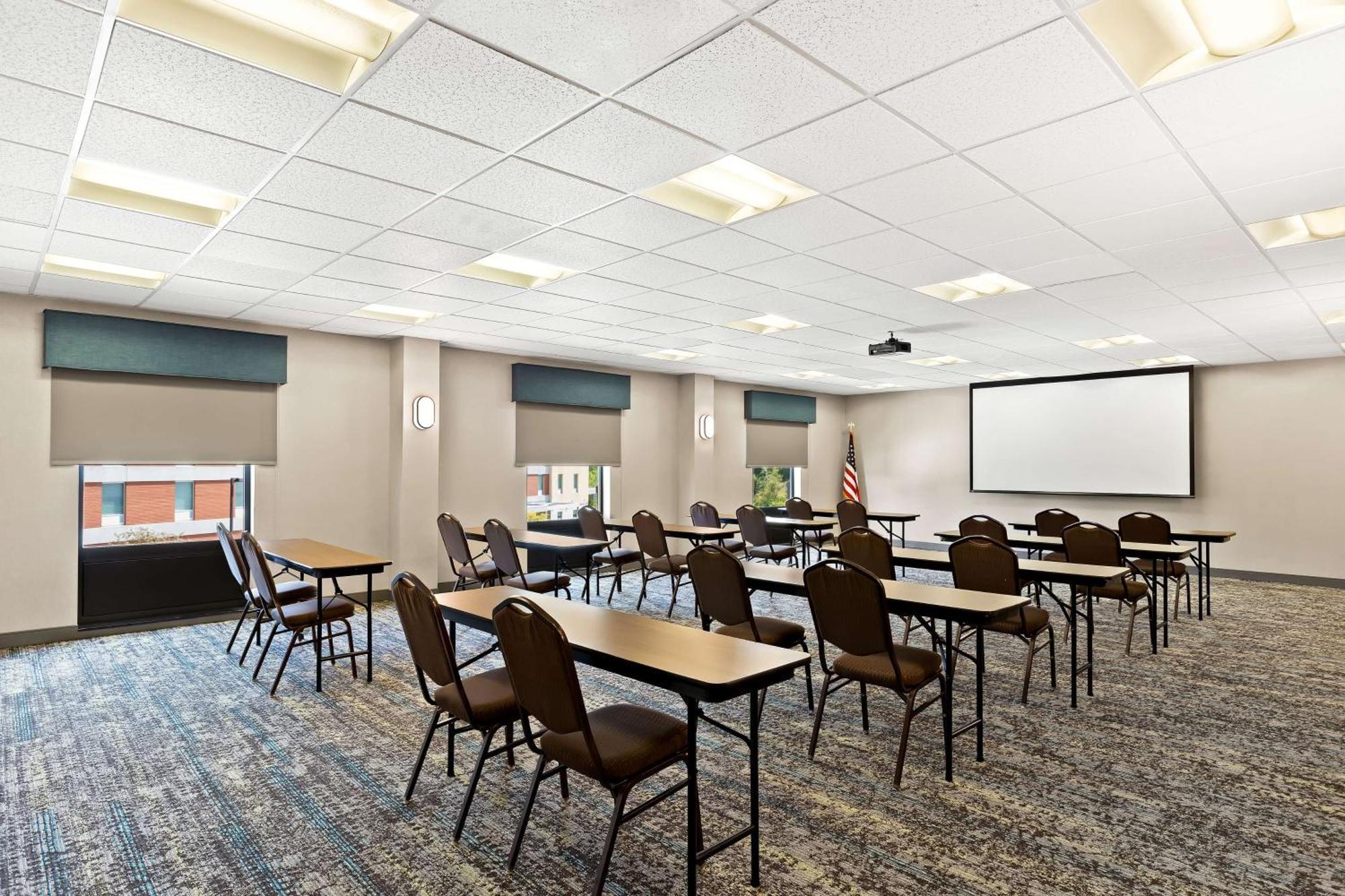 Hampton & Canton Hotel 3*